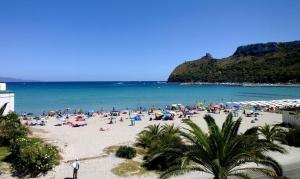 a group of people on a beach with the ocean at Ethos Rooms in Cagliari