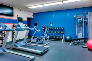 einen Fitnessraum mit blauen Wänden und Laufbändern in der Unterkunft Hampton Inn Pittsburgh/Airport in Moon Township
