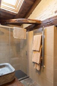 盧戈的住宿－Casa Liñeiras，带淋浴和盥洗盆的浴室