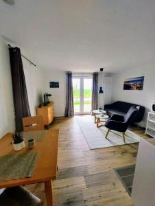 een woonkamer met een bank en een tafel bij Marschblick in Tönning