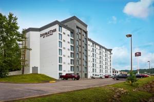 een groot wit gebouw met een vrachtwagen geparkeerd op een parkeerplaats bij DoubleTree by Hilton Pittsburgh - Meadow Lands in Washington