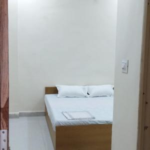 Posteľ alebo postele v izbe v ubytovaní Shree Gajlaxmi Hotel walking distance from mahakaleswar
