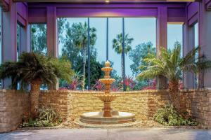 une fontaine en face d'un bâtiment avec des palmiers dans l'établissement Hilton San Diego/Del Mar, à San Diego