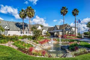 una casa con una fuente y palmeras en Hilton San Diego/Del Mar, en San Diego