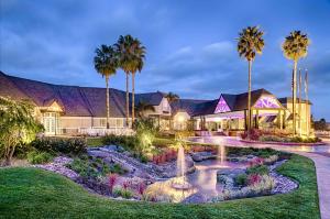 una casa con una fuente y palmeras en Hilton San Diego/Del Mar, en San Diego