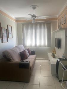 sala de estar con sofá y ventana en Apartamento Mari 1 en São Carlos