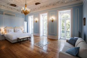 um quarto com uma cama e um sofá em Casa do Principe em Lisboa