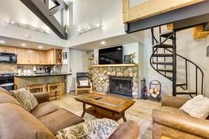 Una sala de estar con un sofá y una chimenea. en Keystone Condo on Shuttle Line Less Than 1 Mi to Resort!, en Dillon