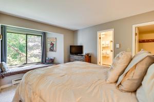 Un dormitorio con una cama grande y una ventana. en Keystone Condo on Shuttle Line Less Than 1 Mi to Resort!, en Dillon 22 fotos más