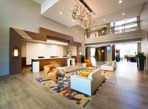 Posezení v ubytování Embassy Suites by Hilton Seattle Bellevue