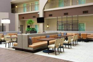 Posezení v ubytování Embassy Suites by Hilton Seattle Bellevue