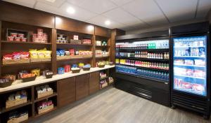 Supermarket nebo jiné obchody v  hotelu nebo okolí