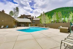 una piscina en un patio con sillas y una casa en Keystone Condo on Shuttle Line Less Than 1 Mi to Resort!, en Dillon