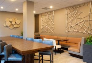 Posezení v ubytování Embassy Suites by Hilton Seattle Bellevue