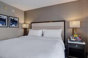 Postel nebo postele na pokoji v ubytování Embassy Suites by Hilton Seattle Bellevue