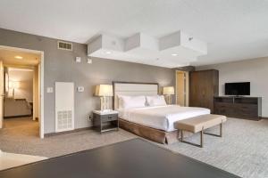Postel nebo postele na pokoji v ubytování Embassy Suites by Hilton Seattle Bellevue