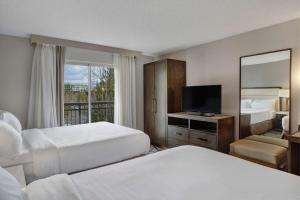 Postel nebo postele na pokoji v ubytování Embassy Suites by Hilton Seattle Bellevue