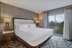Postel nebo postele na pokoji v ubytování Embassy Suites by Hilton Seattle Bellevue