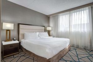 Postel nebo postele na pokoji v ubytování Embassy Suites by Hilton Seattle Bellevue