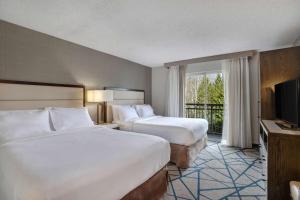 Postel nebo postele na pokoji v ubytování Embassy Suites by Hilton Seattle Bellevue