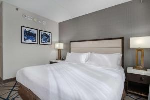 Postel nebo postele na pokoji v ubytování Embassy Suites by Hilton Seattle Bellevue