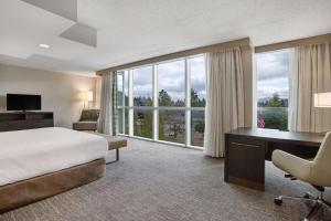 Postel nebo postele na pokoji v ubytování Embassy Suites by Hilton Seattle Bellevue