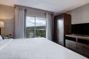 Postel nebo postele na pokoji v ubytování Embassy Suites by Hilton Seattle Bellevue