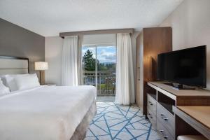 Postel nebo postele na pokoji v ubytování Embassy Suites by Hilton Seattle Bellevue