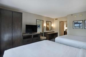 Postel nebo postele na pokoji v ubytování Embassy Suites by Hilton Seattle Bellevue