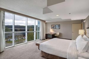 Postel nebo postele na pokoji v ubytování Embassy Suites by Hilton Seattle Bellevue