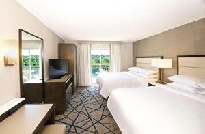Postel nebo postele na pokoji v ubytování Embassy Suites by Hilton Seattle Bellevue