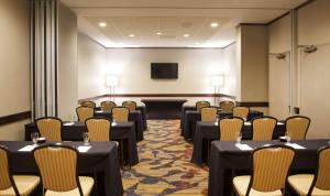 TV a/nebo společenská místnost v ubytování Embassy Suites by Hilton Seattle Bellevue