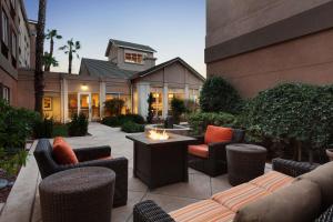 un patio con sillas y una mesa con fogata en Hilton Garden Inn San Jose/Milpitas, en Milpitas