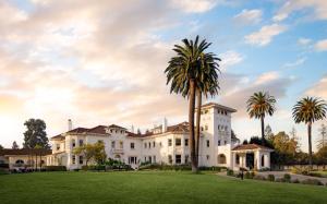圣何塞Hayes Mansion San Jose, Curio Collection by Hilton的一座大型白色房子,前面有棕榈树