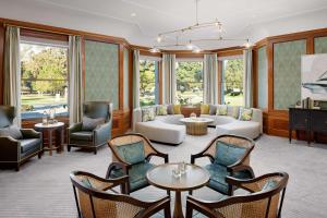 Hayes Mansion San Jose, Curio Collection by Hilton的休息区
