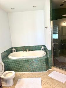 een badkamer met een bad en een toilet bij Your Dream Home in Milwaukee
