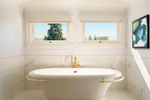 Hayes Mansion San Jose, Curio Collection by Hilton的一间浴室