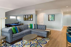 Hayes Mansion San Jose, Curio Collection by Hilton的休息区