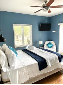 een slaapkamer met een groot bed en een plafondventilator bij Your Dream Home in Milwaukee