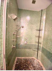 uma casa de banho com um chuveiro e uma porta de vidro em Your Dream Home em Milwaukee