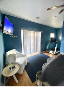 een kamer met een bed en een kamer met een loopband bij Your Dream Home in Milwaukee