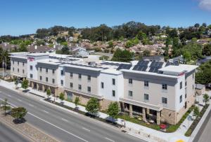 una vista aérea de un edificio blanco con una calle en Hampton Inn Santa Cruz West, Ca en Santa Cruz