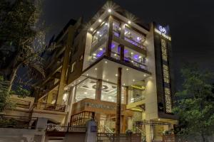 um edifício com luzes em cima à noite em Townhouse OAK Hind Palace Near Gomti Riverfront Park em Vibhuti Khand