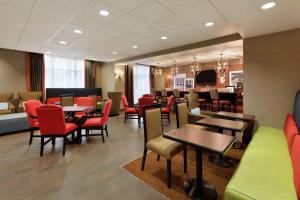 un ristorante con tavoli e sedie e una sala d'attesa di Hampton Inn Wichita Falls-Sikes Senter Mall a Wichita Falls