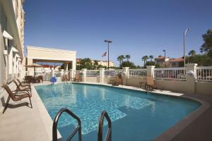 a large swimming pool on the side of a building at Hampton Inn & Suites Bradenton in Bradenton