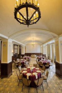 uma grande sala com mesas e cadeiras e um lustre em Hampton Inn & Suites Bradenton em Bradenton