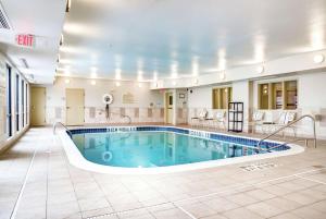 een zwembad in het midden van een hotelkamer bij Hampton Inn St. Joseph in Saint Joseph