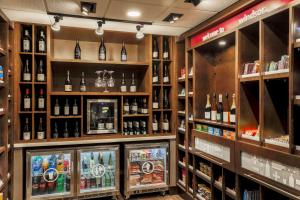 sklep z winem z mnóstwem butelek wina w obiekcie Hampton Inn & Suites Windsor-Sonoma Wine Country w mieście Windsor