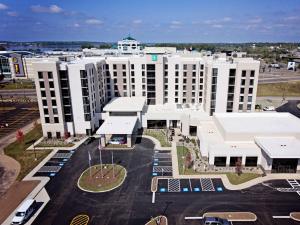 een luchtzicht op een groot gebouw met een parkeerplaats bij Embassy Suites By Hilton Syracuse Destiny USA in Syracuse