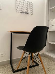 a black chair sitting in front of a desk at Aparta Hotel Mediterráneo Estadio in Medellín